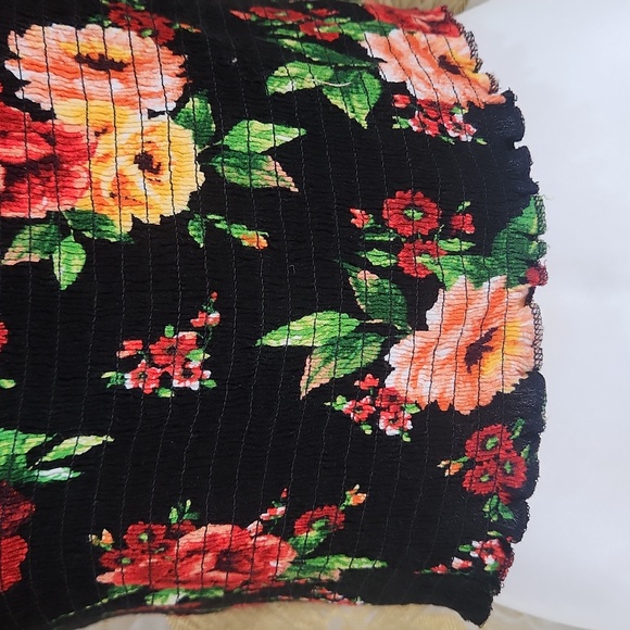 AMBIANCE Crop Top - Picture 2 of 5